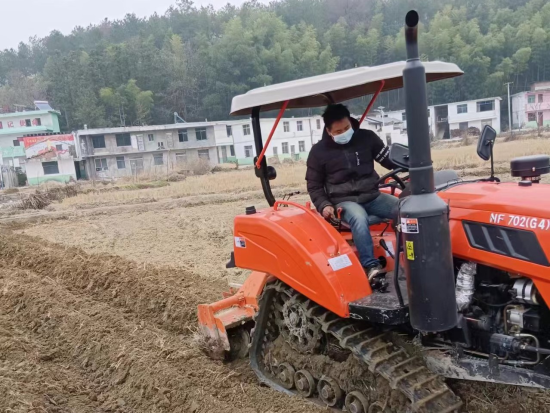 圖為合作社機耕手正在進行煙田起壟作業(yè)