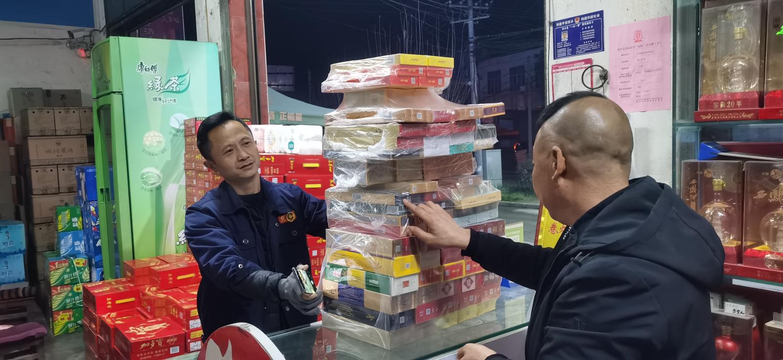 圖為卷煙配送人員協(xié)助零售客戶(hù)清點(diǎn)卷煙