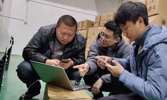 圖為卷煙物流配送中心主要領(lǐng)導(dǎo)同裝備信息小組自主調(diào)試設(shè)備 圖為卷煙物流配送中心主要領(lǐng)導(dǎo)同裝備信息小組自主調(diào)試設(shè)備