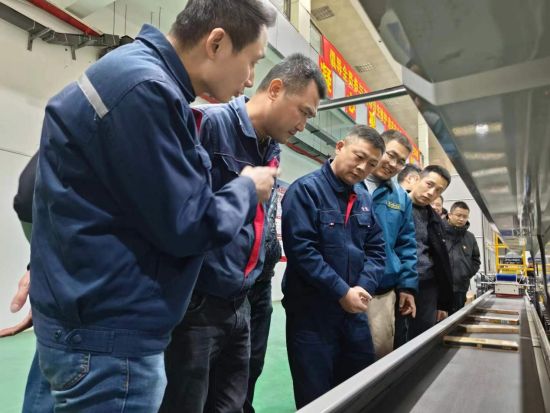 圖為卷煙物流配送中心協(xié)同廣豐卷煙廠調(diào)試分揀設(shè)備 圖為卷煙物流配送中心協(xié)同廣豐卷煙廠調(diào)試分揀設(shè)備