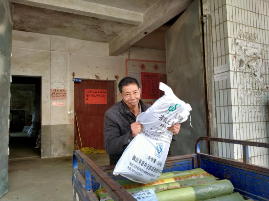 圖為石城縣高田鎮(zhèn)巖嶺村煙農正在煙站倉庫裝運肥料