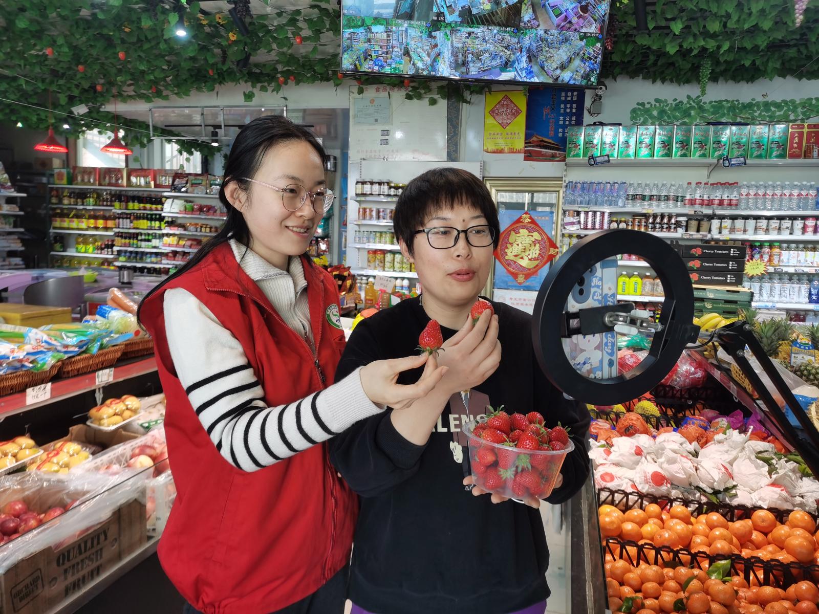 劉春梅與煙草主播直播銷(xiāo)售有機(jī)草莓