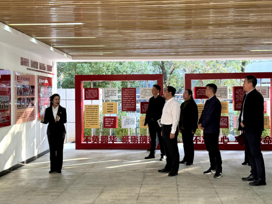 圖為與會(huì)人員在觀摩點(diǎn)聽取工作介紹