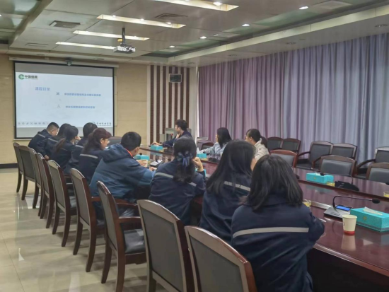 圖為工藝人員分享團(tuán)隊成果