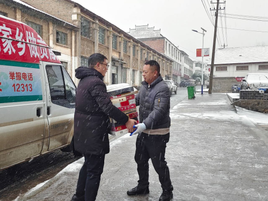 圖為吉安市煙草專(zhuān)賣(mài)局物流中心送貨員頂著風(fēng)雪送貨