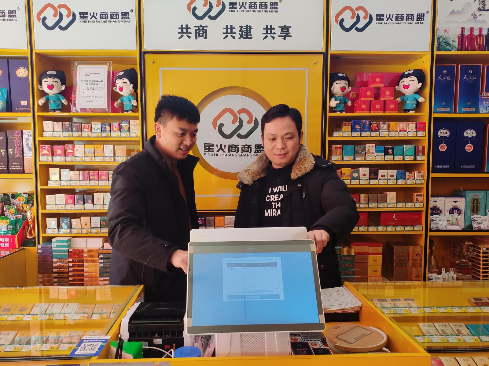 圖為小潘指導(dǎo)客戶進(jìn)行銷售數(shù)據(jù)分析.jpg