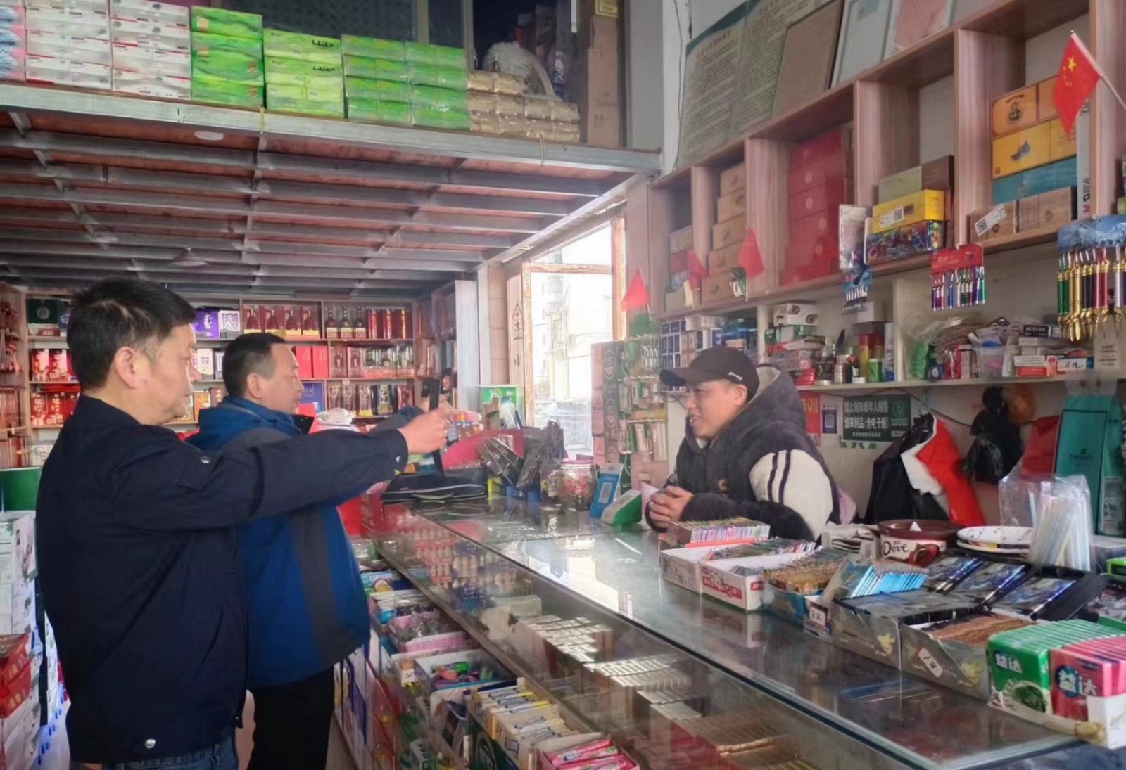 專賣執(zhí)法人員開展錯(cuò)時(shí)檢查.jpg