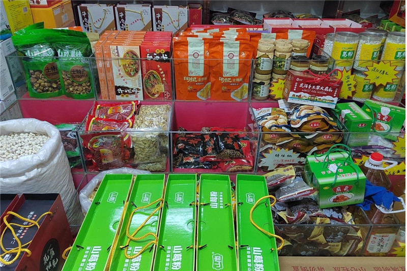 貨架上土特產(chǎn)琳瑯滿目