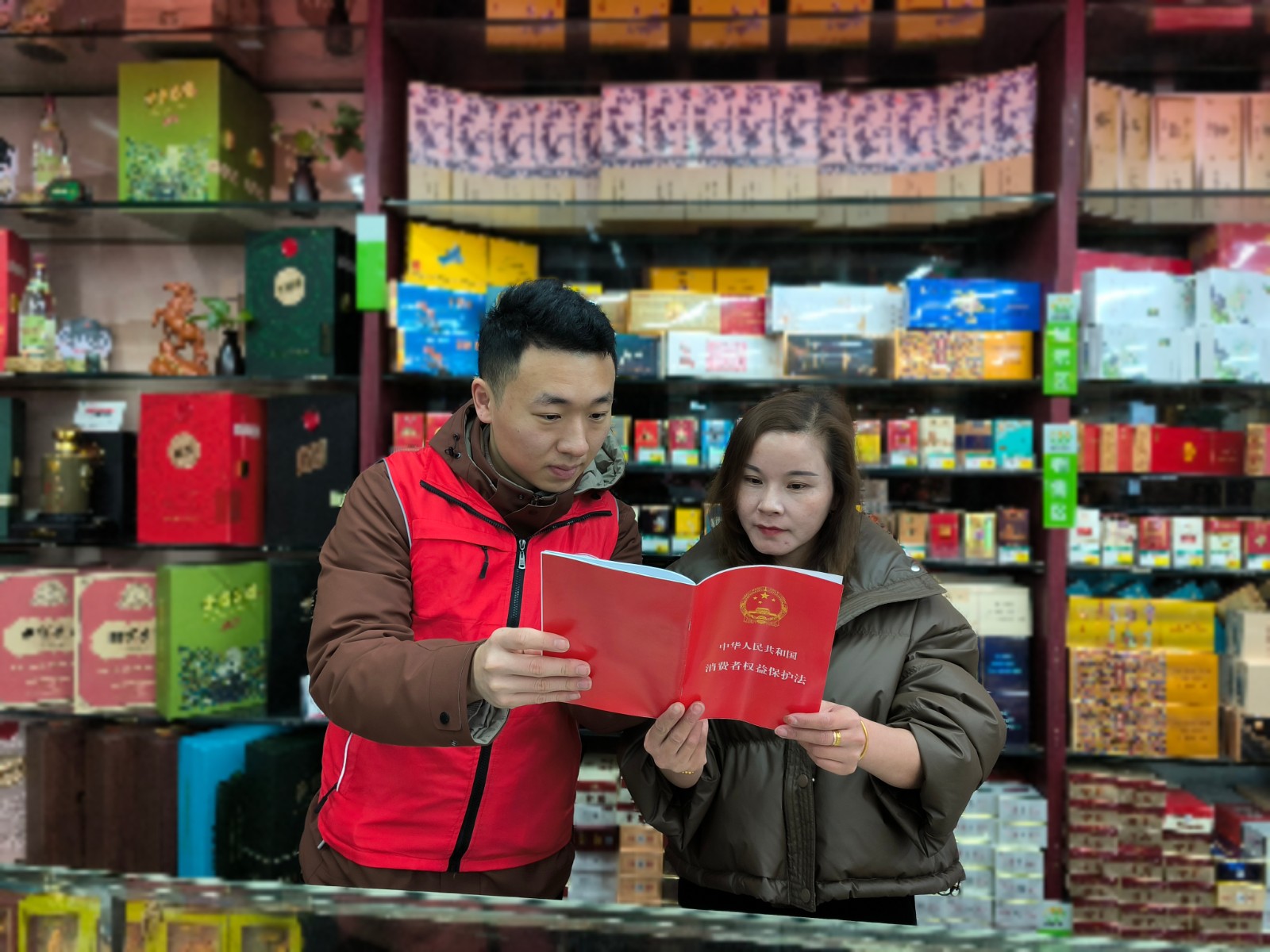 黨員送法進(jìn)店堂.jpg