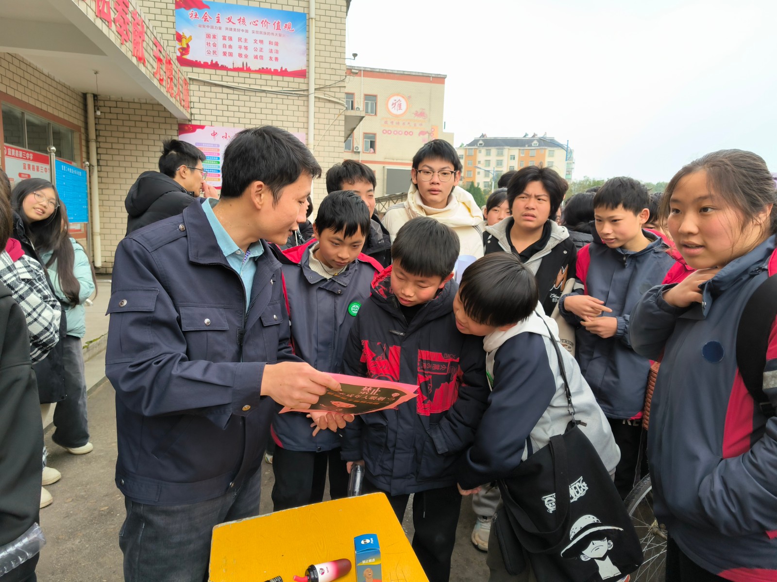 普法宣傳進(jìn)校園1.jpg