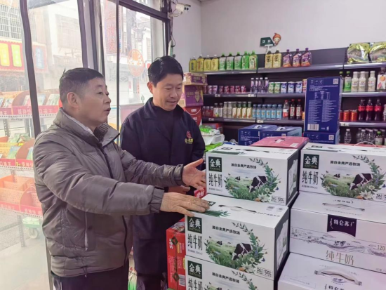 圖為煙草公司營(yíng)銷人員(左)為客戶提供陳列指導(dǎo)
