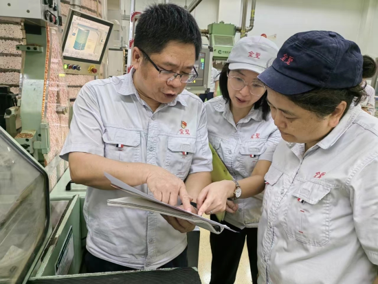 圖為該廠在為生產(chǎn)一線員工宣貫文件制度
