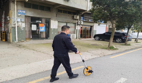 圖為南昌縣煙草稽查員提供預(yù)勘驗(yàn)服務(wù)