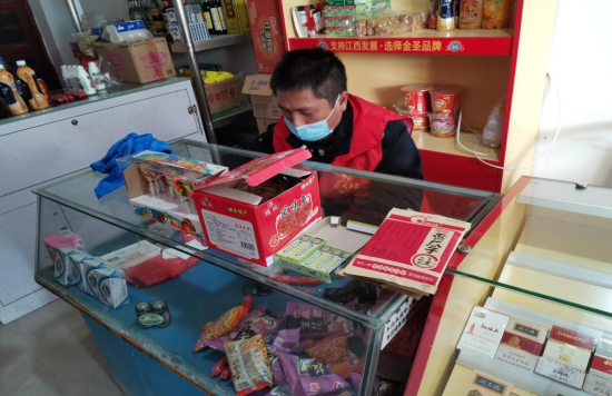 圖為南昌縣煙草專賣人員為困難客戶整理柜臺(tái)