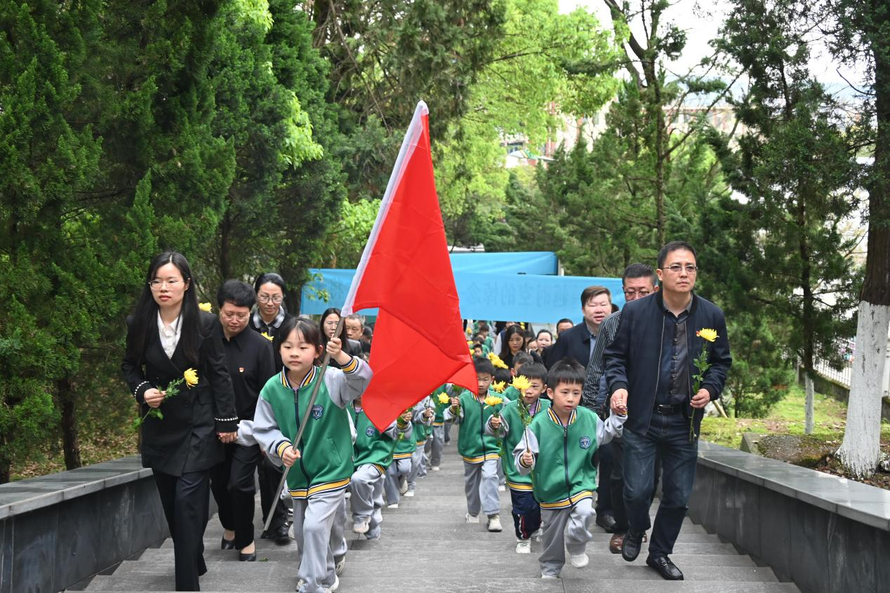 圖為志愿者們緩步走向革命烈士紀(jì)念碑.png