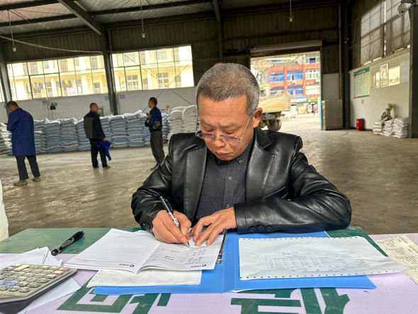 倉庫保管員核對物資數(shù)據(jù) 楊林供圖