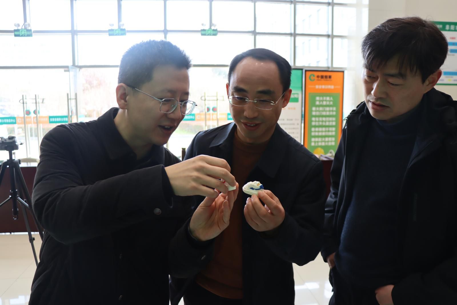 評委現(xiàn)場參觀職工綠色發(fā)展創(chuàng)意作品 評委現(xiàn)場參觀職工綠色發(fā)展創(chuàng)意作品