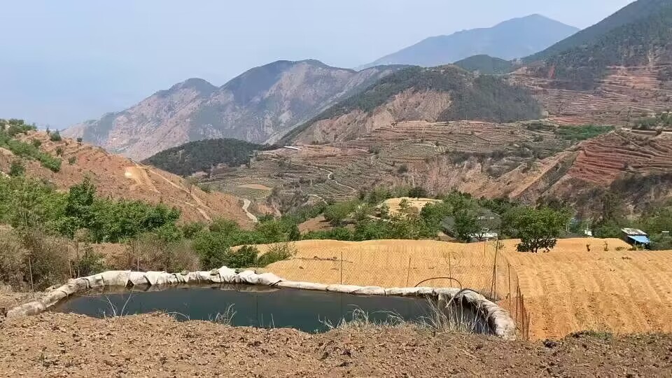 煙農用簡易蓄水池蓄水.jpg