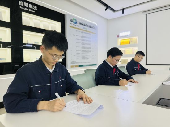 圖為青年員工進行技術(shù)理論考試