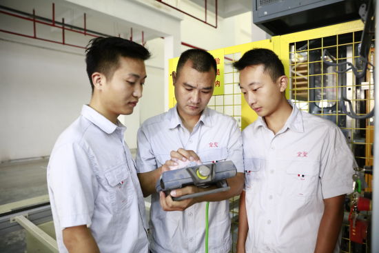 圖為青年員工向煙草行業(yè)勞模徐建學(xué)習(xí)電工操作技能