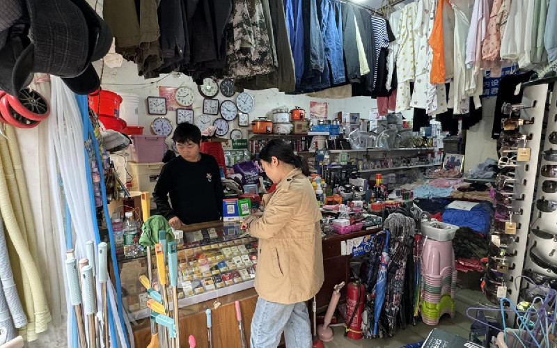 雜亂的菜場小店