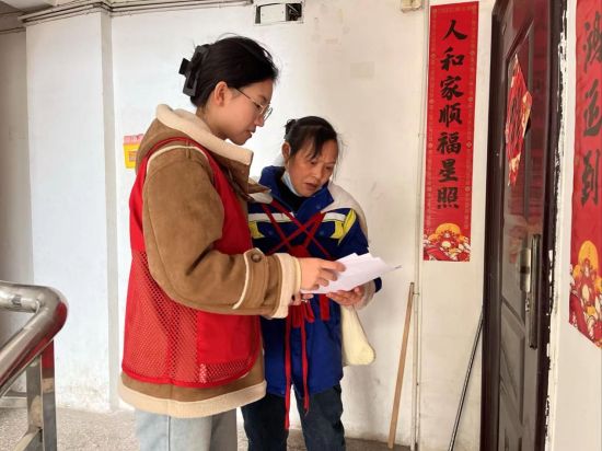 圖為志愿者到網(wǎng)格小區(qū)上戶宣傳垃圾分類知識