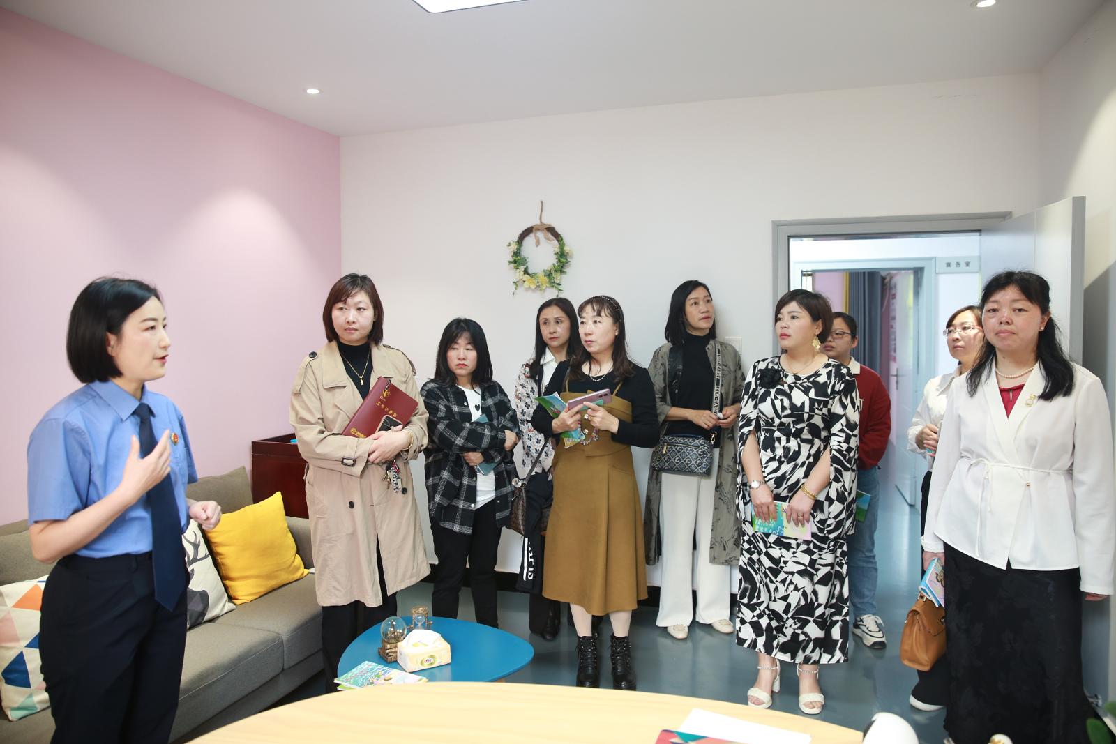 星廬志愿者為居民們講解創(chuàng)文的重要意義.jpg
