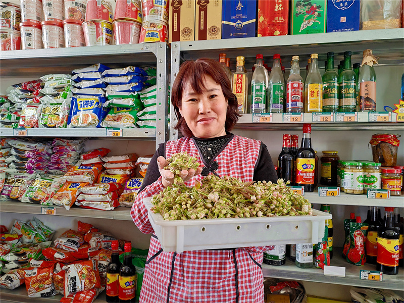 圖為盧愛真展示新鮮梨花