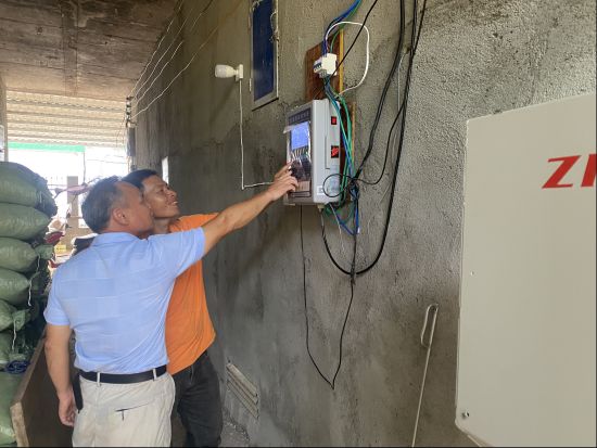 圖為技術人員指導煙農(nóng)烘烤