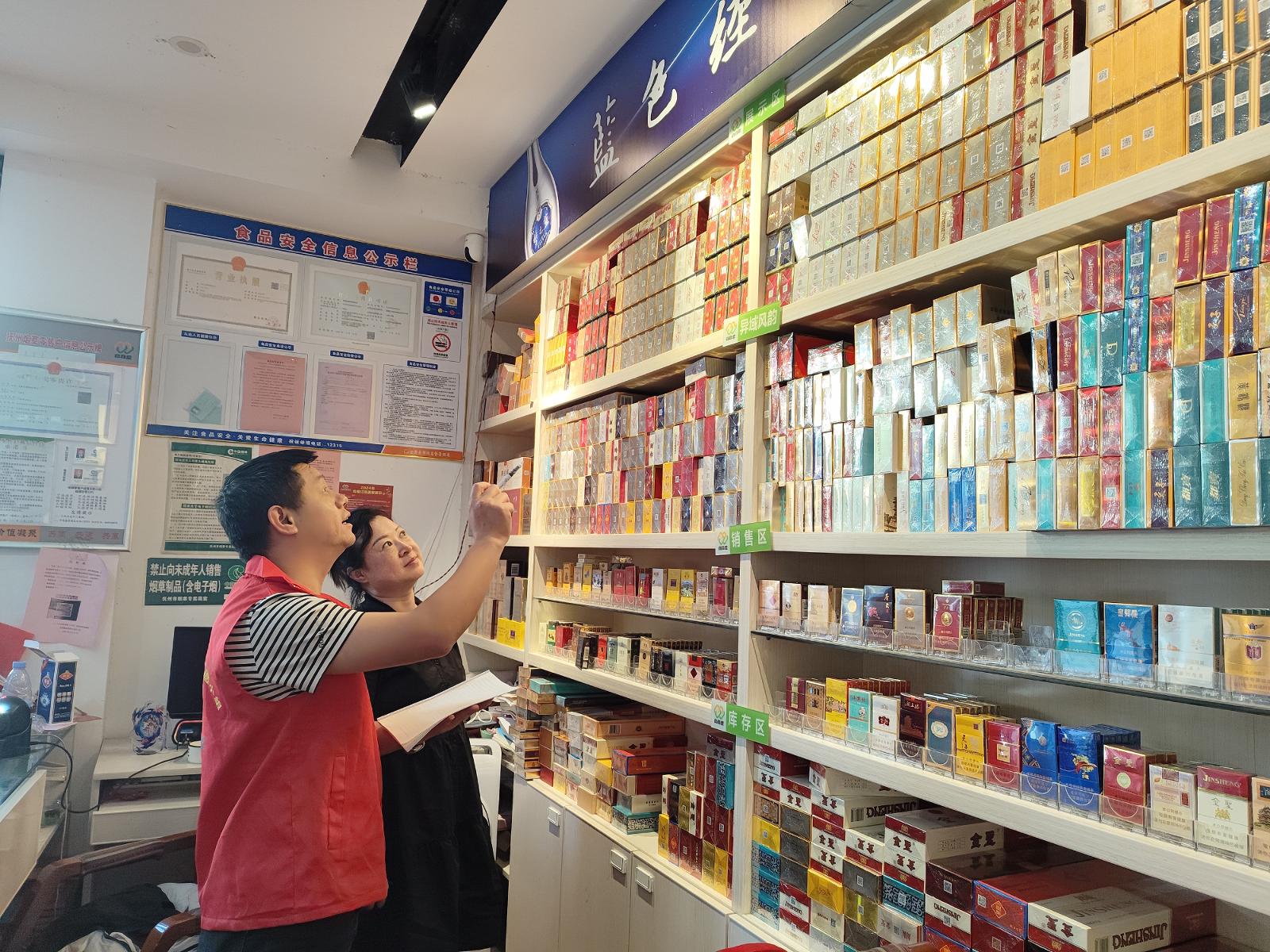 圖為營銷人員指導(dǎo)客戶開展庫存盤點(diǎn).jpg