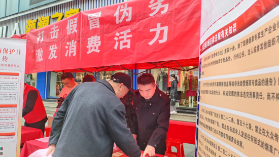 圖為進(jìn)賢煙草宣講員在向消費(fèi)者普及真假煙識別知識