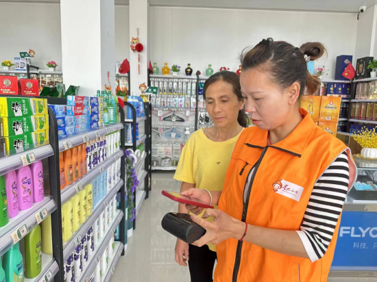 圖為經(jīng)營戶維護商品標簽