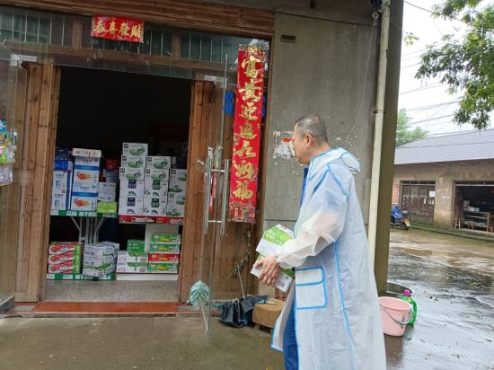 圖為黨員志愿者幫助零售客戶轉(zhuǎn)移貨物