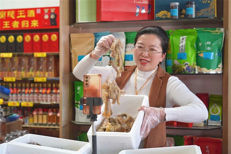 圖為張海云直播銷售海鮮