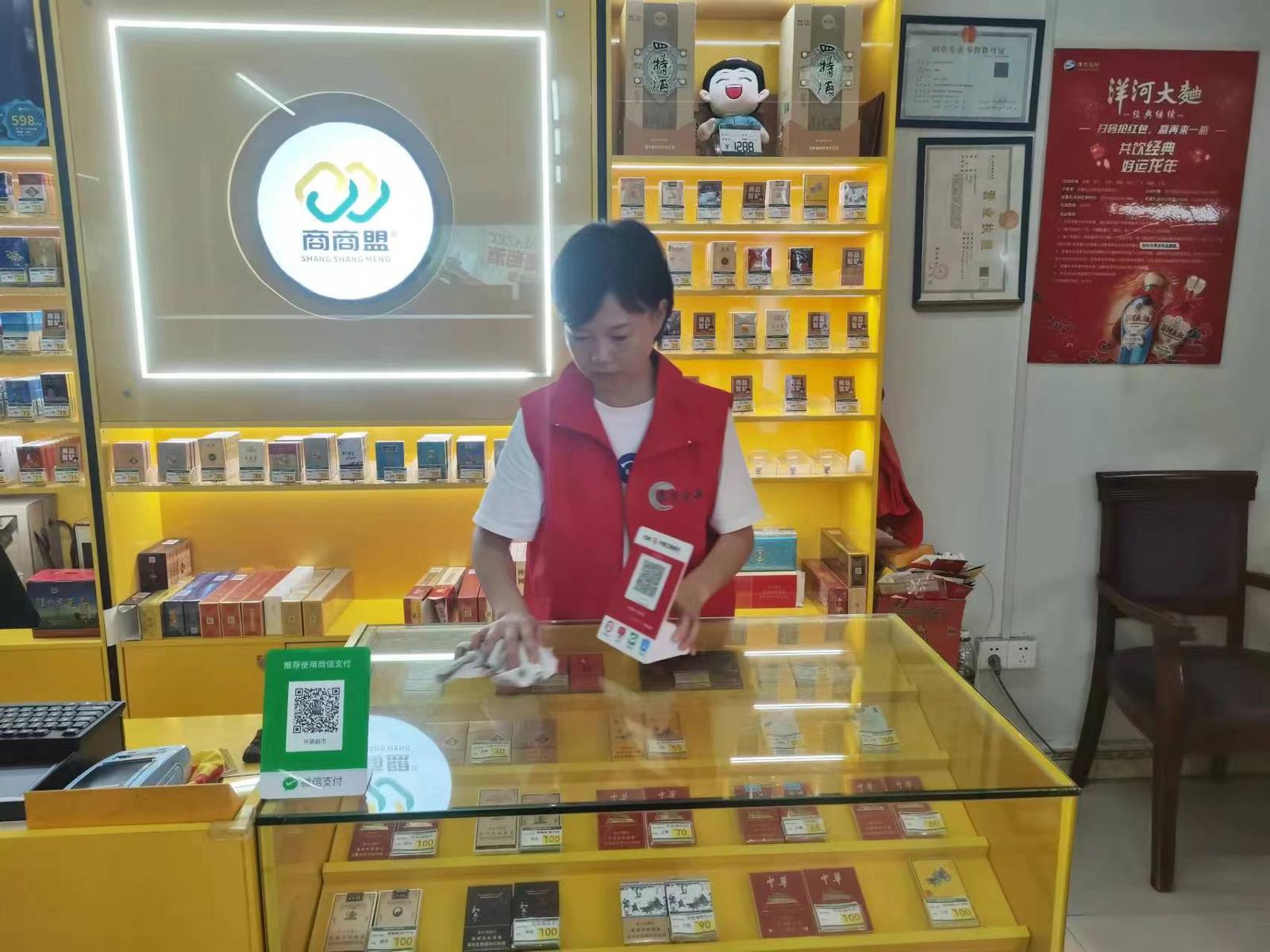 客戶(hù)經(jīng)理為客戶(hù)清理柜臺(tái).jpg