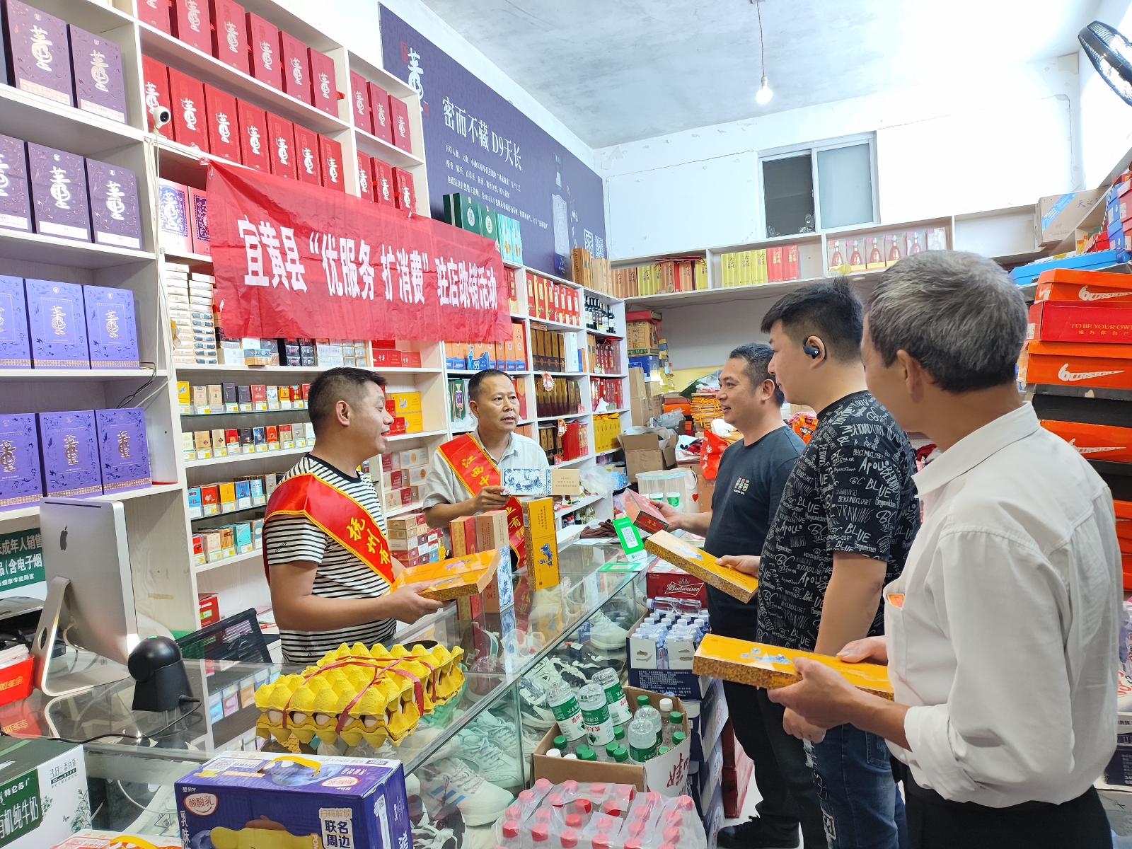 圖為營(yíng)銷人員在客戶店內(nèi)開展活動(dòng).jpg