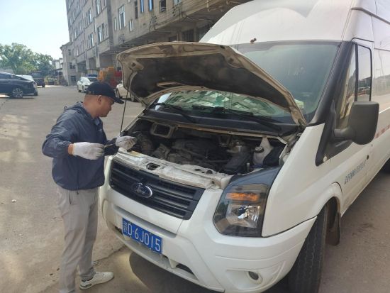 圖為駕駛員廖冬平出車前對(duì)車輛進(jìn)行檢查 圖為駕駛員廖冬平出車前對(duì)車輛進(jìn)行檢查