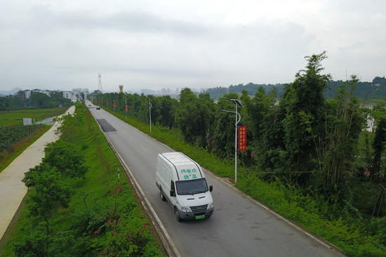 純電物流配送車(chē)行駛在路上 滕定生 攝