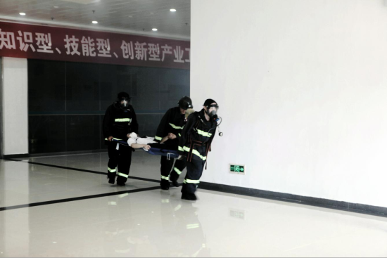 圖為火災(zāi)事故應(yīng)急演練現(xiàn)場(chǎng)
