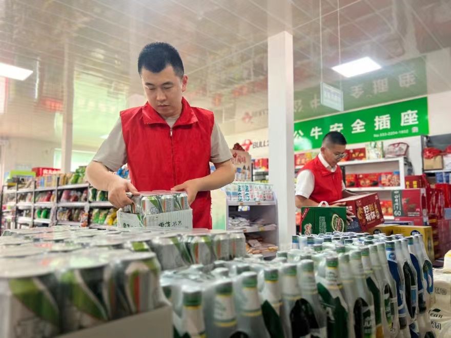 圖為桓臺煙草工作人員幫助金福源商店整理商品 圖為桓臺煙草工作人員幫助金福源商店整理商品