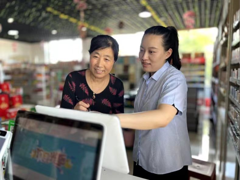 圖為桓臺煙草客戶經(jīng)理指導鞏秀芳使用智能終端系統(tǒng) 圖為桓臺煙草客戶經(jīng)理指導鞏秀芳使用智能終端系統(tǒng)