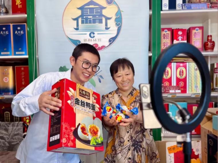 圖為桓臺煙草客戶經(jīng)理幫助王芳在網(wǎng)上銷售湖區(qū)土特產(chǎn) 圖為桓臺煙草客戶經(jīng)理幫助王芳在網(wǎng)上銷售湖區(qū)土特產(chǎn)