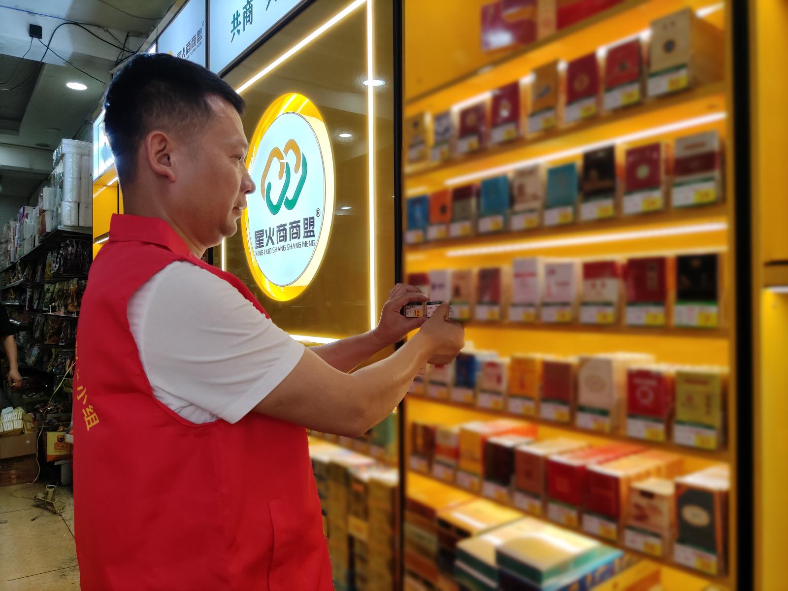 圖為客戶經(jīng)理幫助客戶整理陳列出樣.jpg