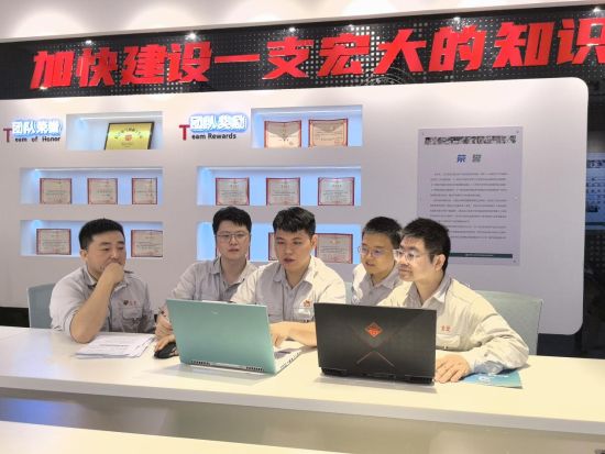 圖為小組成員集中討論方案難點 圖為小組成員集中討論方案難點