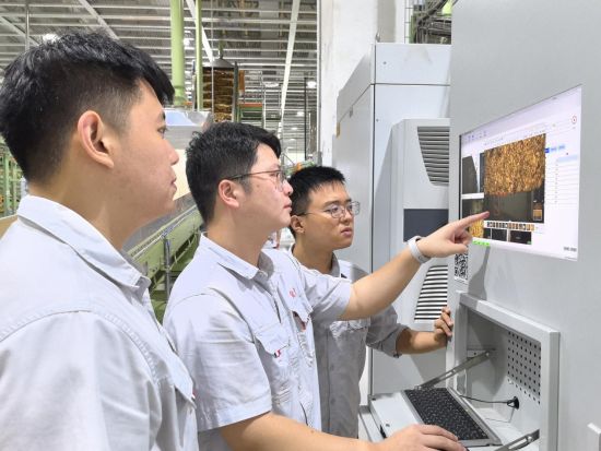 圖為小組成員攻關過程 圖為小組成員攻關過程