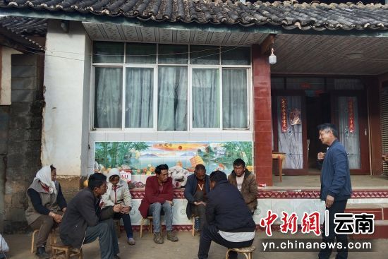 九華清向煙農(nóng)進行防雹宣傳動員(九華清 供圖)