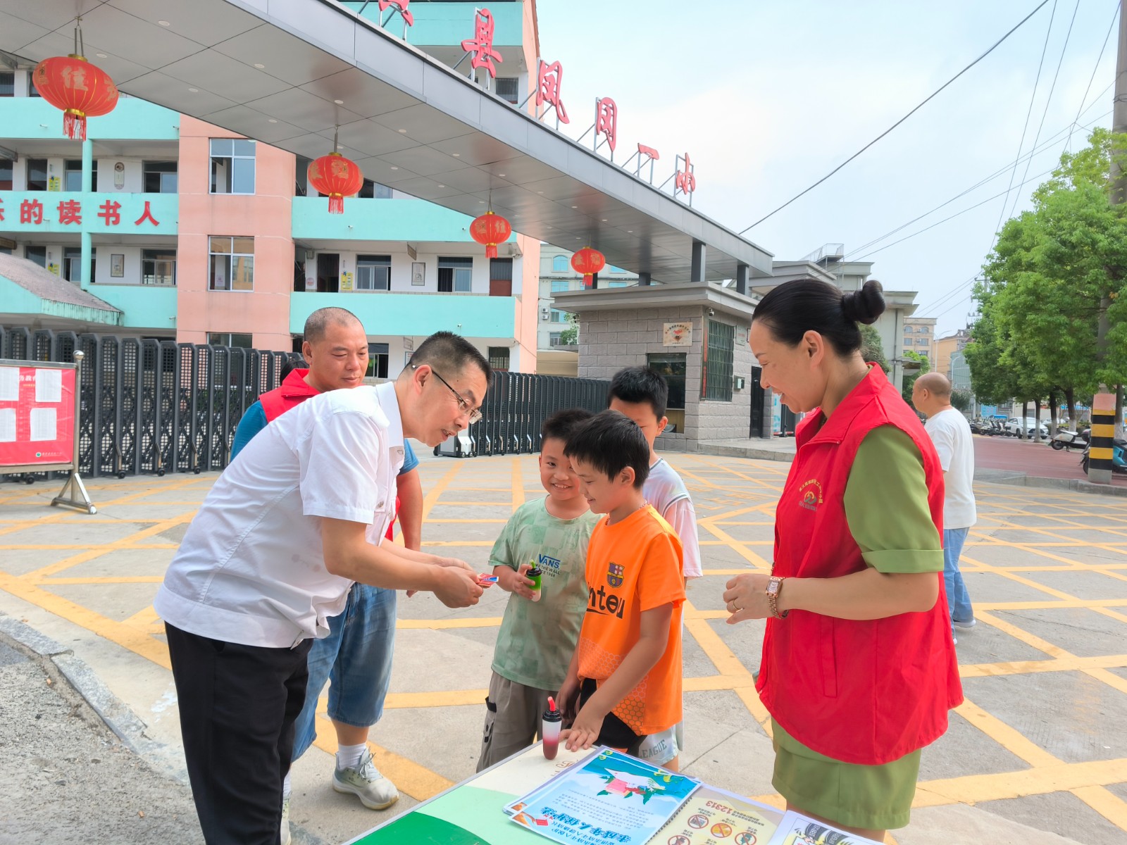 工作人員及志愿者向鳳岡一小的學(xué)生宣傳煙卡游戲及吸食電子煙危害.jpg