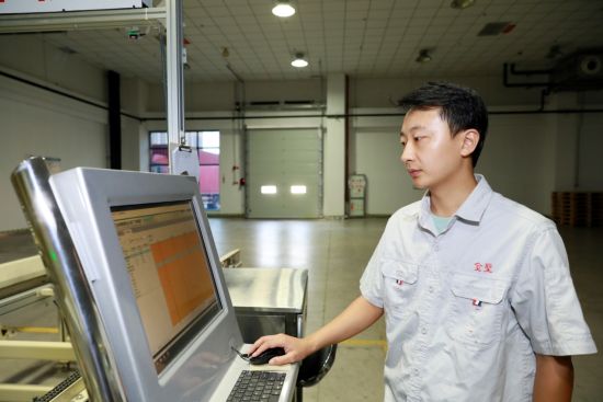 圖為系統(tǒng)管理員對比分析信息系統(tǒng)輔料用量與庫存量.