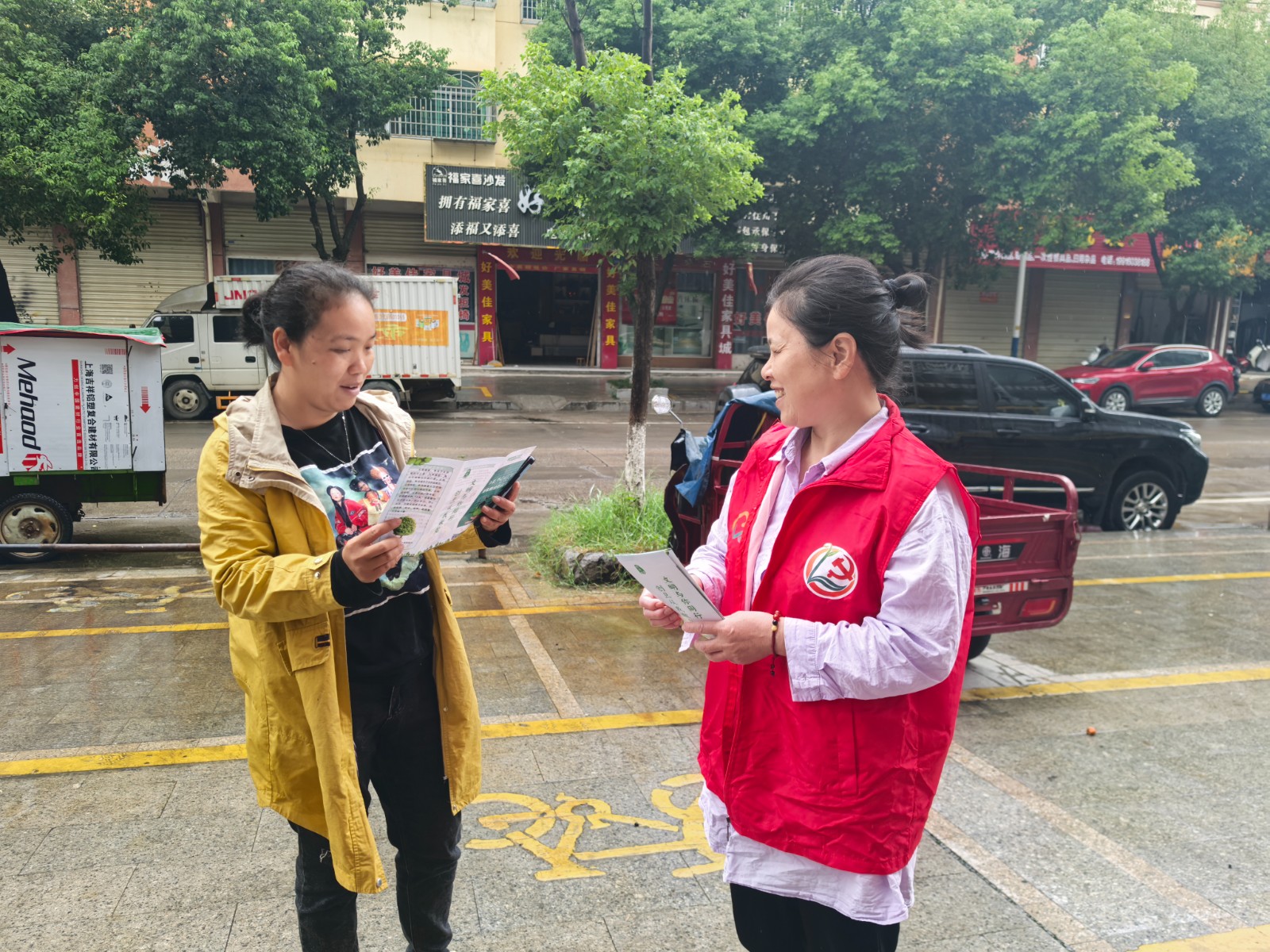 黨員志愿者開展愛國衛(wèi)生宣傳.jpg