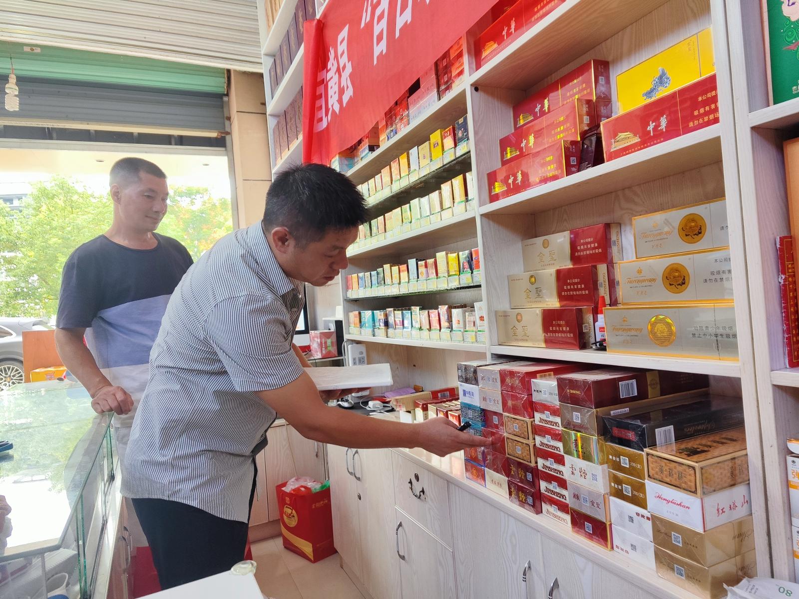 圖為營(yíng)銷(xiāo)人員在客戶(hù)店內(nèi)開(kāi)展庫(kù)存盤(pán)點(diǎn).jpg